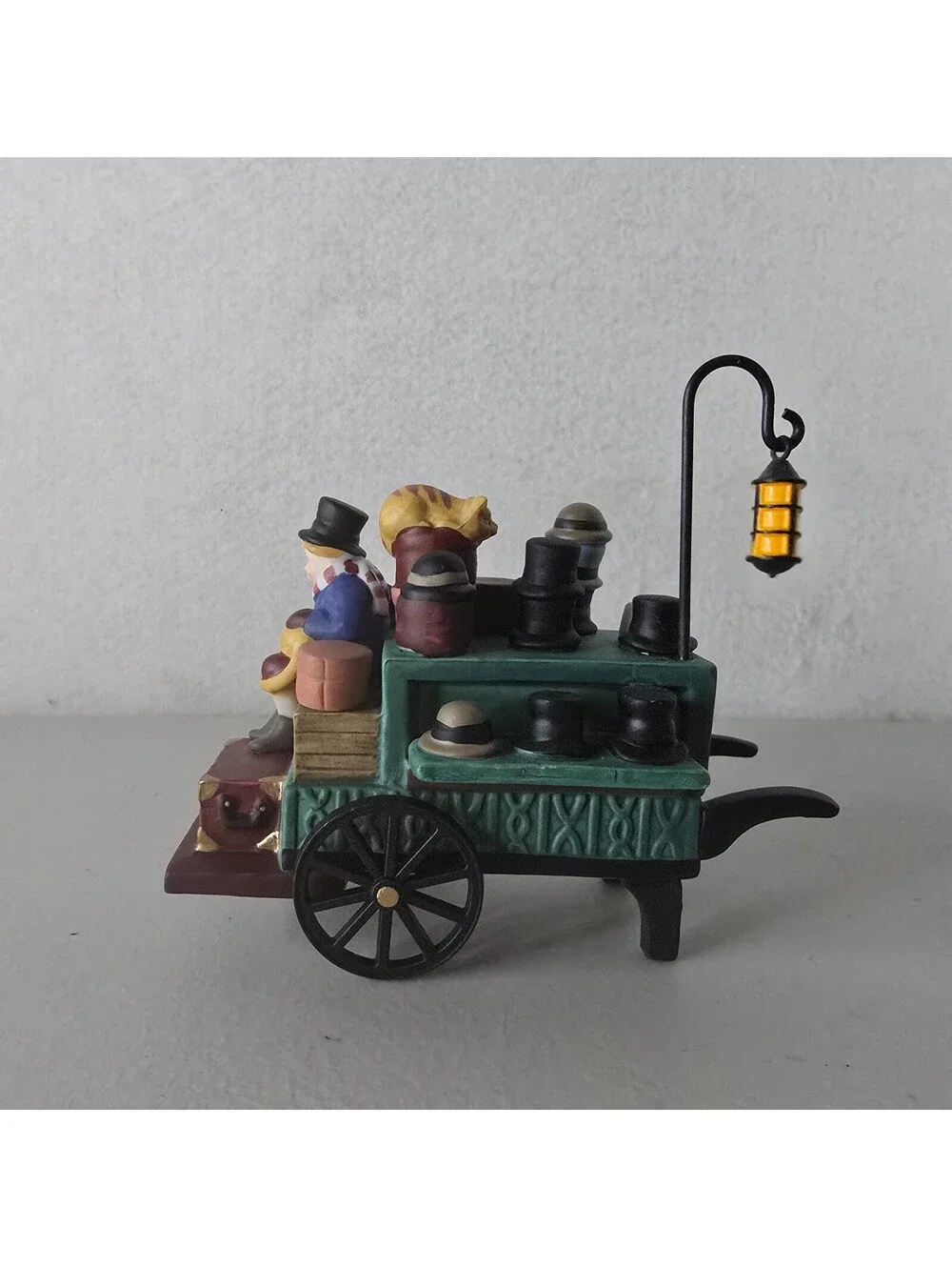 CHELSEA MARKET HAT MONGER & CART - DEPARTMENT 56 HERITAGE VILLAGE  2PC ACCESSORY